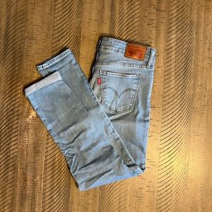 Levi’s 711 skinny sz W27 L28 light wash color